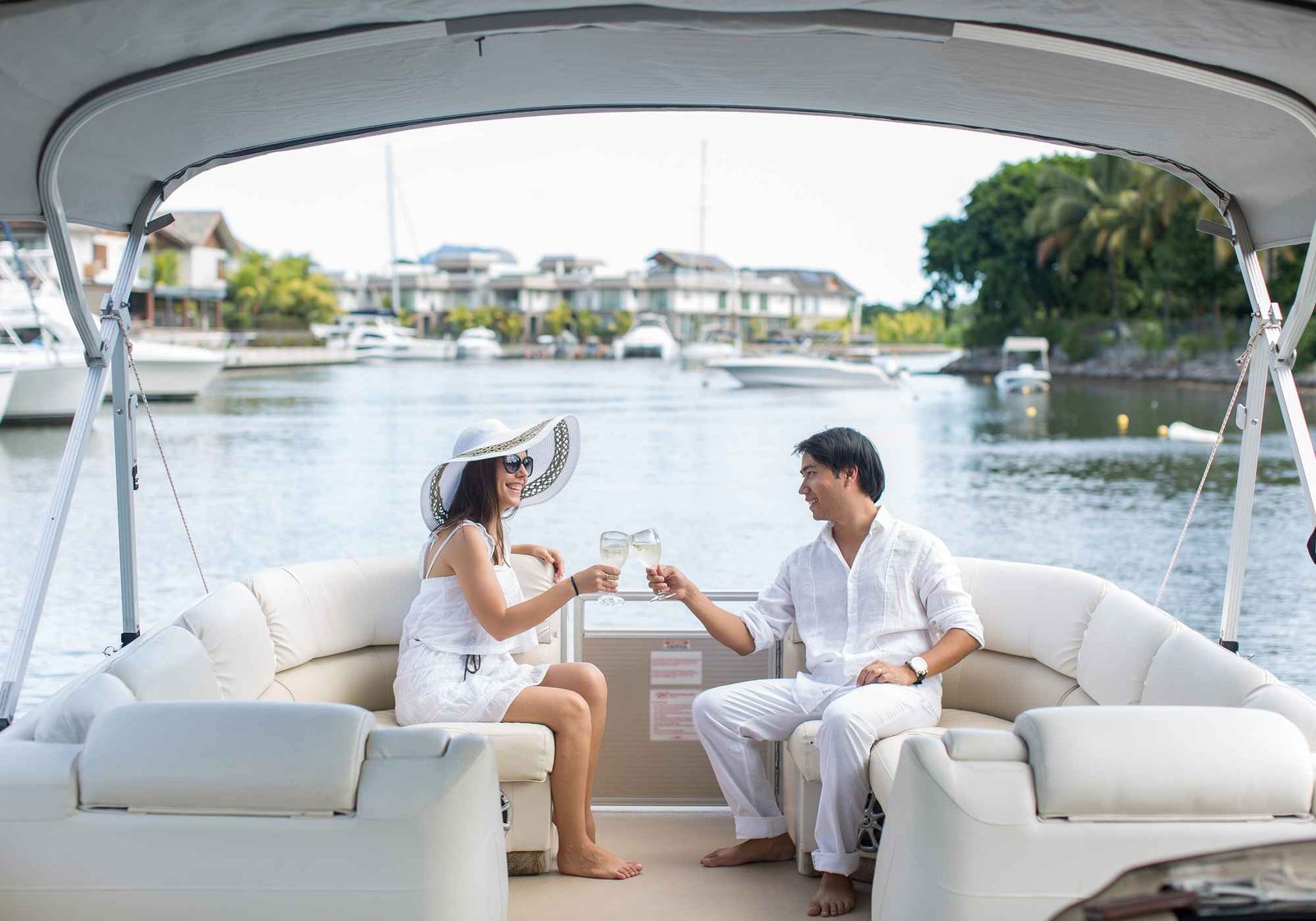 as-young-couple-holds-glasses-of-champagne-while-si-8NZCPNZ.jpg